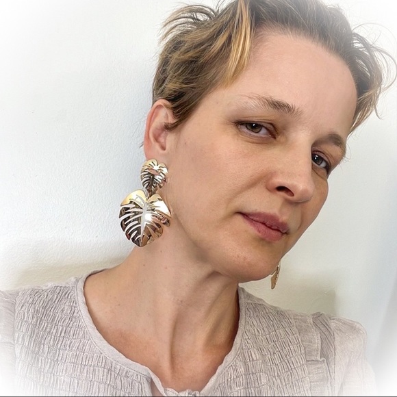 💕Beautiful Gold Plantain Leaves Fashion Earrings💕 - Picture 5 of 5